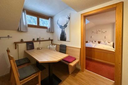 02_pension_schollberg-st-anton-Apartment_Ssportlich-essraum.jpg
