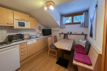 01_pension_schollberg-st-anton-Apartment_Ssportlich-kueche.jpg
