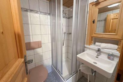 05_pension_schollberg-st-anton-Apartment_Ssportlich-badezimmer.jpg