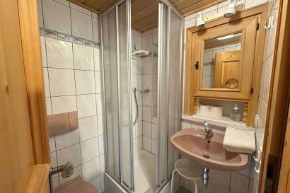 05_pension_schollberg-st-anton-Apartment_Ssportlich-dusche.jpg