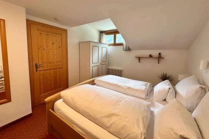 08_pension_schollberg-st-anton-Apartment_Ssportlich-doppelbett.jpg